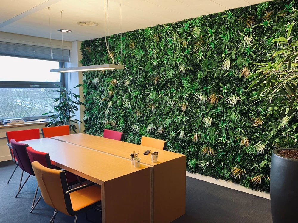 Dempen kantoorgeluiden. Kunsthaag vegetatie Jungle wit varen op kantoor